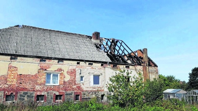 - Na razie nieznane są przyczyny wybuchu pożaru.  Na szczęście wszyscy ewakuowali się z budynku przed naszym przyjazdem i nikomu nic się nie stało - mówi Dariusz Borek.