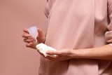 Czym jest i do czego służy kubeczek menstruacyjny? Odpowiadamy na najważniejsze pytania