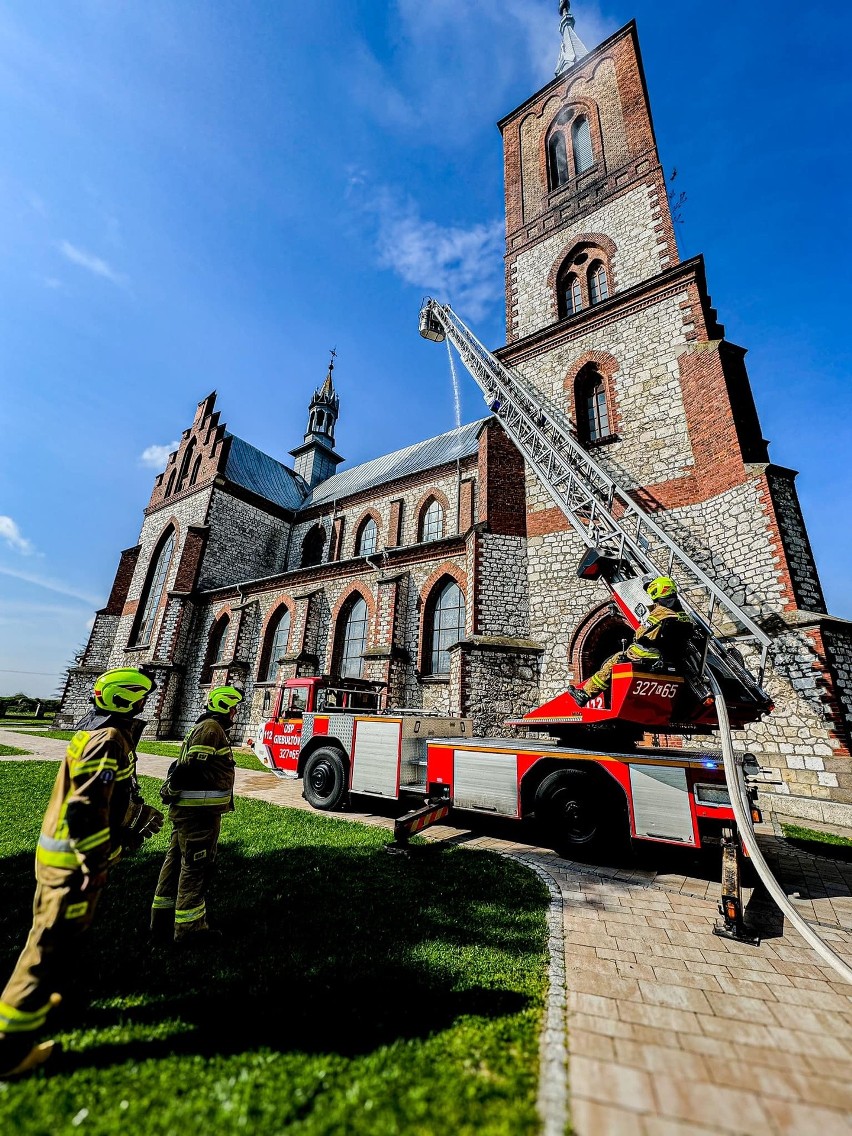 Dach kościoła stanął w ogniu? Spokojnie, strażacy pod Krakowem ćwiczą, żaby chronić obiekt sakralny i ratować poszkodowanych