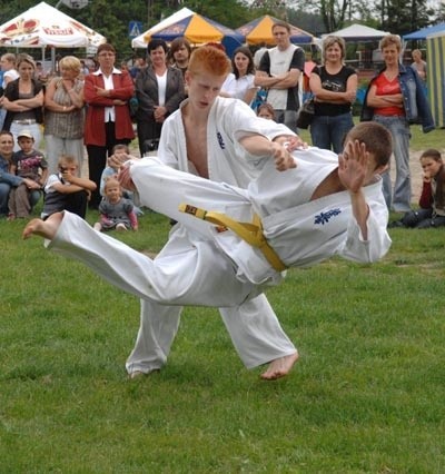 Jedną z atrakcji festynu był pokaz sztuki walki w wykonaniu Damiana Galińskiego i Jakuba Koja z Zielonogórskiego Klubu Karate