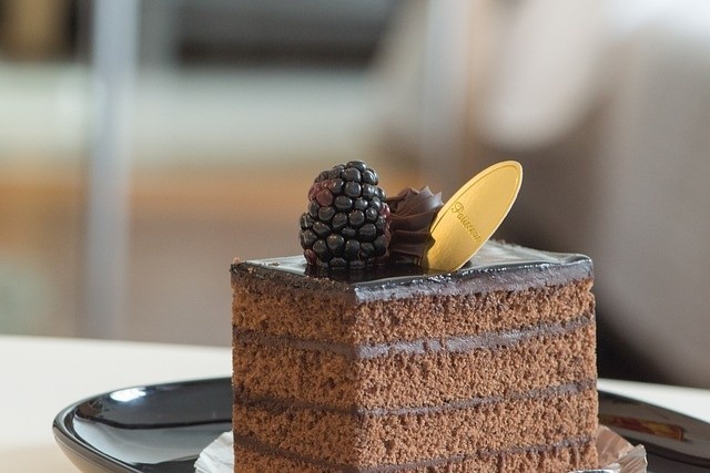Ciasta czekoladowe to gratka dla wszystkich łasuchów. Przekładane malinami i z polewą czekoladową zniknie w pięć minut.>>>ZOBACZ PRZEPIS NA KOLEJNYCH SLAJDACH