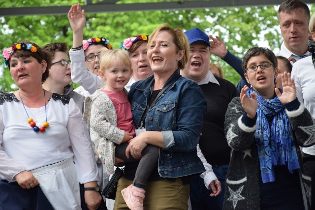 Obchody Dnia Godności Osób z Niepełnosprawnością Intelektualną przegoniły deszcz i sprawiły, że wyjrzało słońce. W Sępólnie wspólnie świętowały Warsztaty Terapii Zajęciowej z Chojnic, Lipki i Sępólna, DPS z Suchorączka i Kamienia Kr., Klub Seniora i  Klub Samopomocy „Domek” z Więcborka oraz sępoleński ZS nr 2. Bohaterowie pikniku zaprezentowali swoje talenty aktorskie, wokalne, taneczne i pisarskie. Dla nich wystąpił zespół Verdis. Osoby z niepełnosprawnością pokazały, jak należy się bawić - spontanicznie i z poczuciem humoru. Uczestnicy tańczyli pod sceną, a uśmiechy nie schodziły im z twarzy.