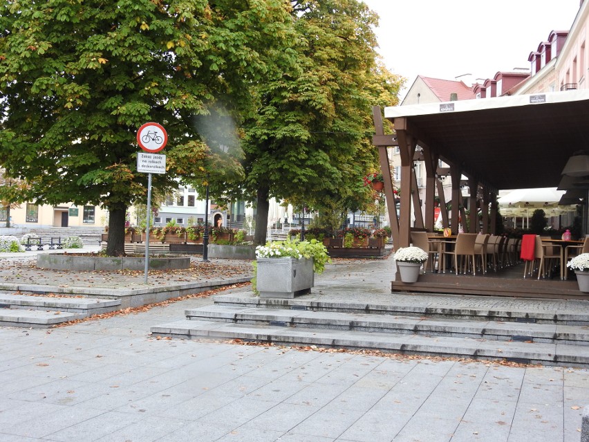 Ogródki znikają z Rynku Kościuszki. Jesień w pełni (zdjęcia)