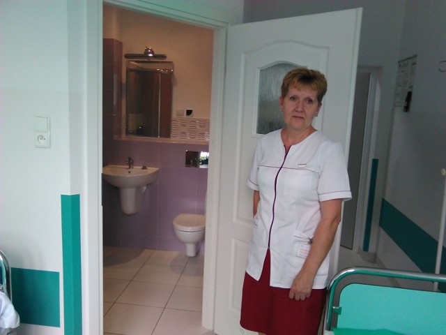 Odremontowano już m.in. oddział wewnętrzny. Nowe łazienki pokazuje Alicja Poniatowska, kierownik opieki pielęgniarskiej