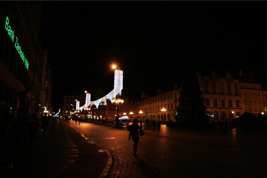 Wrocław: Świąteczna iluminacja już świeci, ale bez choinki (ZDJĘCIA)