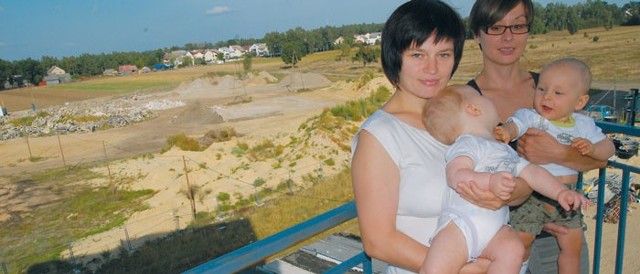 Monika Fluks (z lewej, z synkiem Błażejem) i Nina Konarzewska (z małym Jasiem) nie tak wyobrażały sobie z pewnością widok z okien swoich nowych mieszkań w blokach Agromaszu. Zamiast zapowiadanych bloków, mają za oknem gruzowisko
