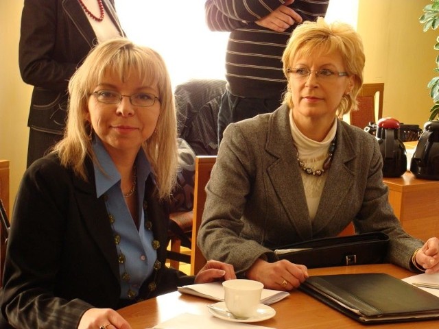 - Nasze spotkania z wyborcami nie są prywatne i polityczne &#8211; zaznaczają Ewa Adamczyk-Bryszewska (z prawej) i Halina Szyposz.