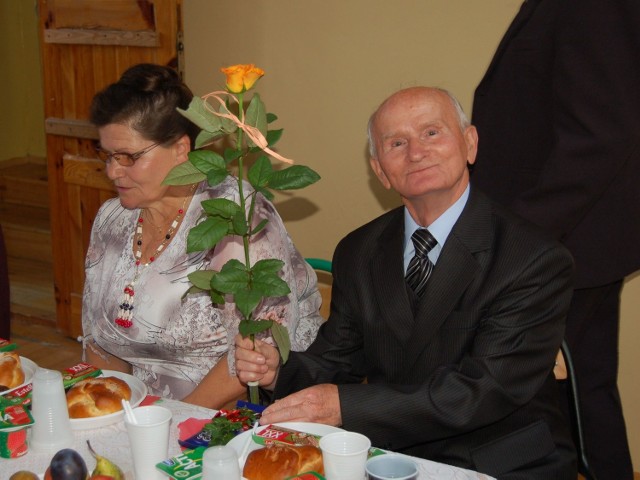 Z okazji swojego święta seniorzy otrzymali słodycze i kwiaty.