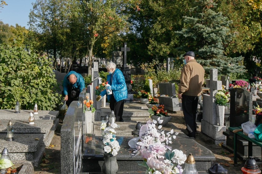 Porządki na bydgoskich nekropoliach już trwają. Część osób...