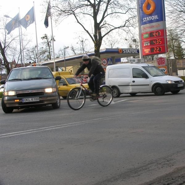 Ul. Moniuszki, godz. 18.00. Na tym skrzyżowaniu niemal o każdej porze jest mnóstwo aut.