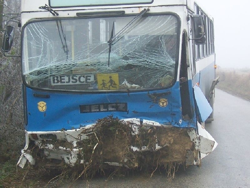 Szkolny autobus po uderzeniu w skarpę miał rozbity przód.