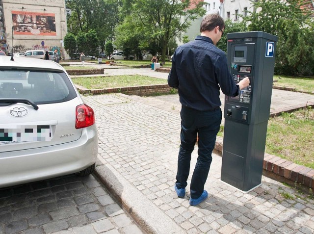 Żądanie podawania numeru rejestracyjnego przy parkowaniu, to zdaniem sądu łamanie prawa