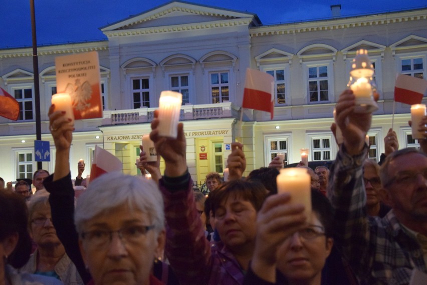 Kolejny "Łańcuch światła" w Lublinie. Protestowało około tysiąca osób [ZDJĘCIA]