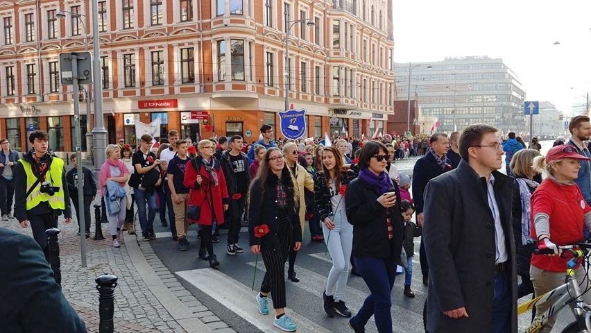 Radosna Parada Niepodległości przeszła przez Wrocław [ZDJĘCIA]