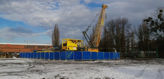 21 lutego ma rozpocząć się budowa pierwszego z trzech planowanych podziemnych przystanków kolejowych, jakie powstaną w ramach drążenia tunelu pod miastem. Jako pierwsza ruszy budowa stacji Łódź-Polesie, zlokalizowanej w rejonie ulic Ogrodowej i Karskiego, niedaleko Manufaktury.