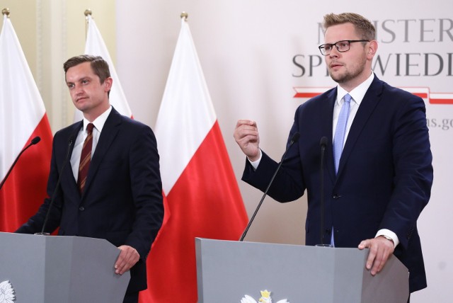 Sebastian Kaleta (L) i Michał Woś (P) podczas konferencji prasowej w siedzibie ministerstwa sprawiedliwości w Warszawie