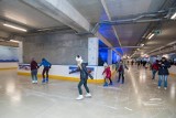 Otwarcie kolejnego lodowiska we Wrocławiu. Łyżwiarze pojeżdżą na piętrowym parkingu [CENY]