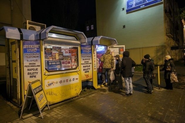 We wtorek po południu przed niektórymi łódzkimi kolekturami, jak na rogu al. Kościuszki i ul. Żwirki, ustawiały się kolejki.