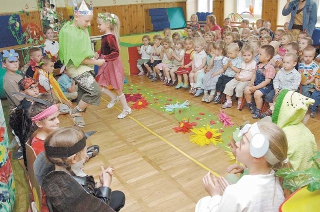 W sprawie odwołań dotyczących przyjęć do koszalińskich przedszkoli należy kontaktować się w ratuszu z wiceprezydentem Przemysławem Krzyżanowskim &#8211; do niego do połowy czerwca należy kierować pisma (telefon do Urzędu Miejskiego 94 348 86 00). 