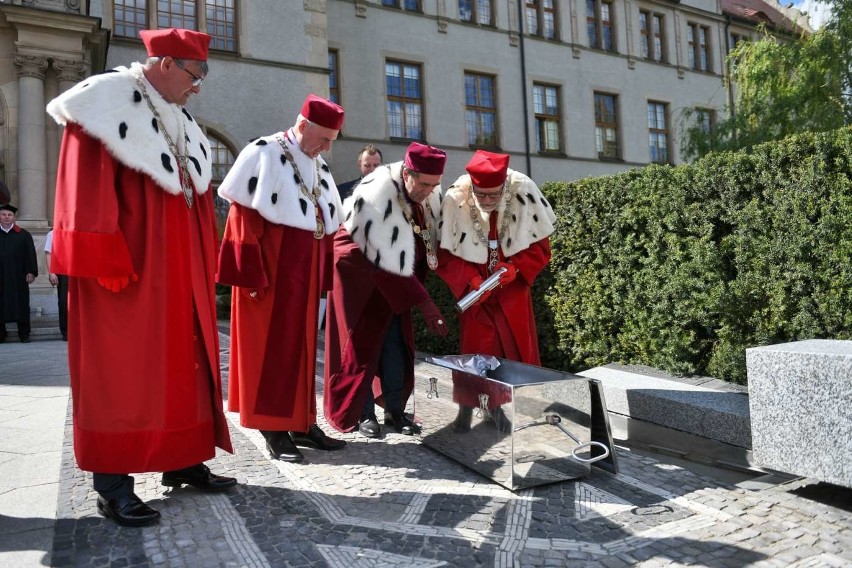 Kapsuła zostanie ponownie otwarta za 100 lat.