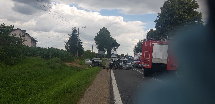 Wypadek na krajowej trasie numer 74 w Balbinowie. Zderzyły się trzy samochody 