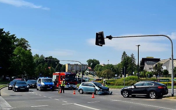 Wypadek w Nowym Sączu. Dwie osobówki zderzyły się na rondzie