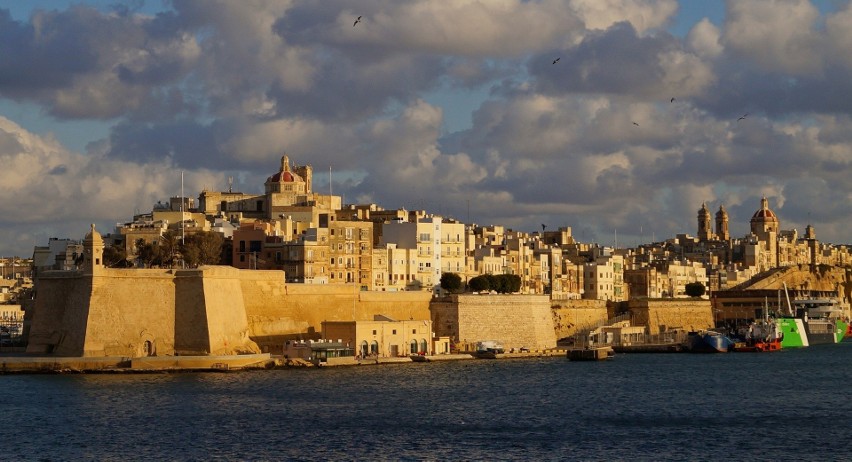 Ciekawym pomysłem na tani city break jest Malta. Na wyspę z...