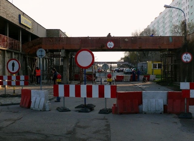 Robotnicy rozebrali już dwie zniszczone kładki dla pieszych nad ulicą Gagarina w Radomiu.