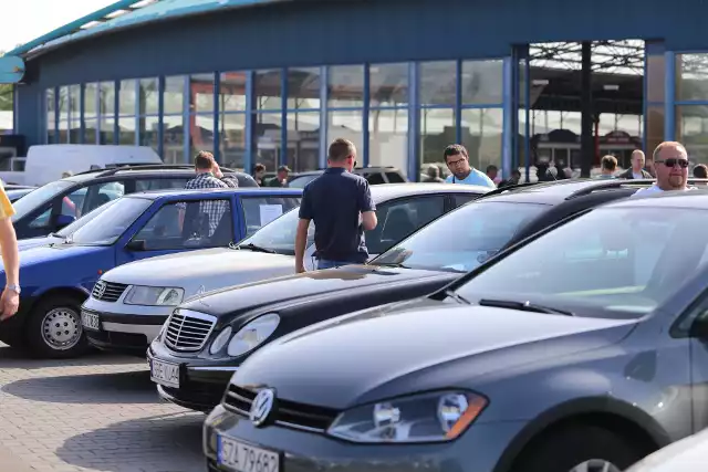 Giełda samochodowa w Mysłowicach, 29 kwietnia 2018. Zobaczcie ceny samochodów