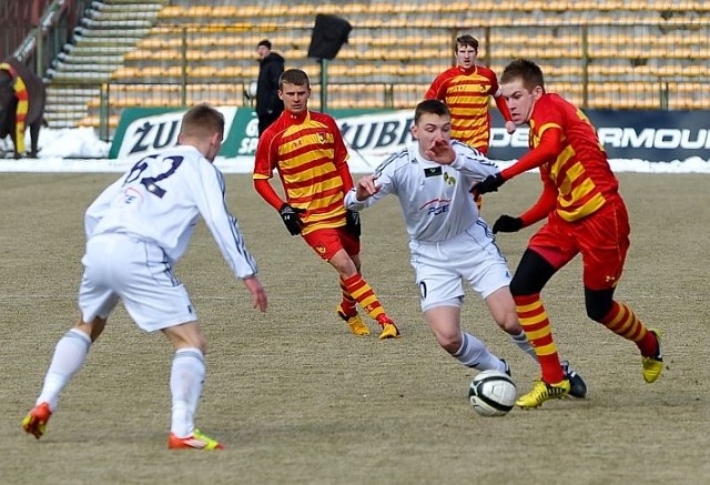 Młodzi piłkarze żółto-czerwonych w ostatniej kolejce efektownie pokonali 4:0 Bełchatów. Powtórka w meczu z Piastem Gliwice będzie mile widziana.