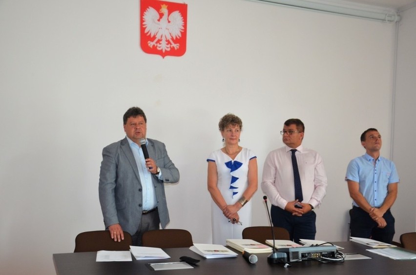 Uczniowie z gminy Skaryszew otrzymali stypendia burmistrza za dobrą naukę i znnakomite oceny