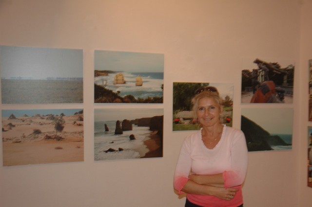 Dr Anitta Maksymowicz na tle zdjęć ze swojej wystawy pt. W Gruenbergu na Antypodach - od środy 10 września w Muzeum Ziemi Lubuskiej.