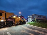Wypadek ciężarówki na obwodnicy Opola. Kierowca tira zasnął za kierownicą i wjechał na wyspę ronda przy Makro