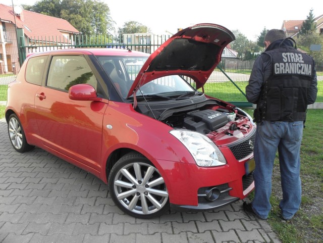 W Pobierowie natomiast funkcjonariusze z Placówki SG w Rewalu zatrzymali do kontroli suzuki swift. Po sprawdzeniu w SIS okazało się, że pojazd w sierpniu został skradziony w Holandii.