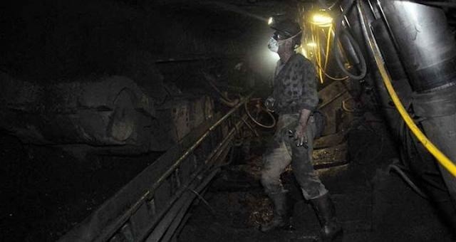 Kompania Węglowa wypowiedziała porozumienie ze związkami zawodowymiPonad pół roku temu ustalono, że do czasu zawarcia nowego układu zbiorowego, który miałby obowiązywać w Nowej Kompanii Węglowej, górnicy nie dłużej niż przez rok mają zagwarantowane dotychczasowe warunki zatrudnienia. Wczoraj jednak zarząd KW postanowił wypowiedzieć to uzgodnienie.