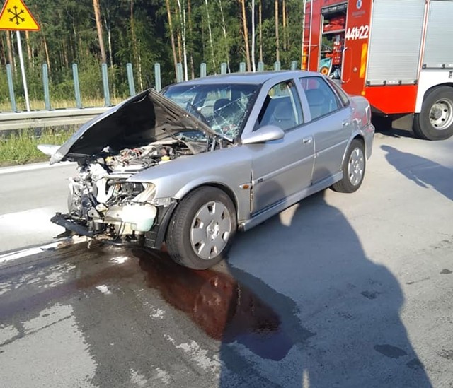 Do wypadku doszło w środę, 26 czerwca, na drodze krajowej nr 18. Samochód osobowy zderzył się z laweta. Zdarzenie miało miejsce około godz. 6.30 rano. Na miejsce wypadku dotarły służby ratunkowe. Dojechały wozy OSP Wymiarki oraz zawodowej jednostki z Żar i Żagania. W zderzeniu samochodu osobowego i lawety ranna została jedna osoba. Karetka pogotowia ratunkowego zabrała ją do szpitala.Zobacz również: Jadący z nadmierną prędkością kierowca zabił dwa psy i uciekł z miejsca zdarzenia. Ich właściciel cudem przeżyłŹródło:STORYFUL