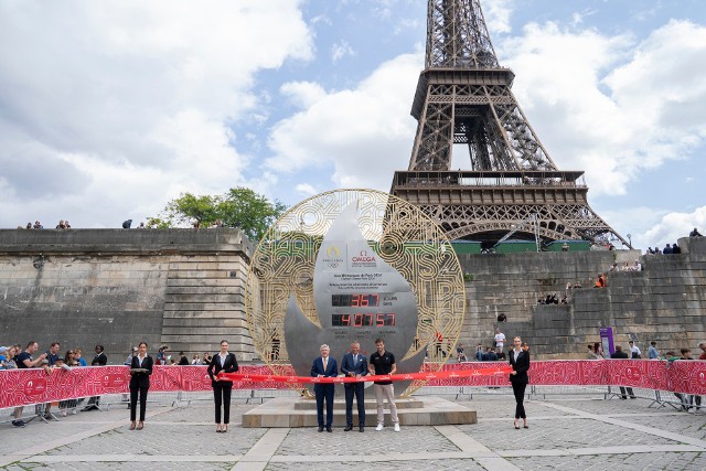 Zegar firmy Omega pod Wieżą Eiffla w Paryżu odmierza czas do rozpoczęcia XXXIII Letnich Igrzysk Olimpijskich 2024