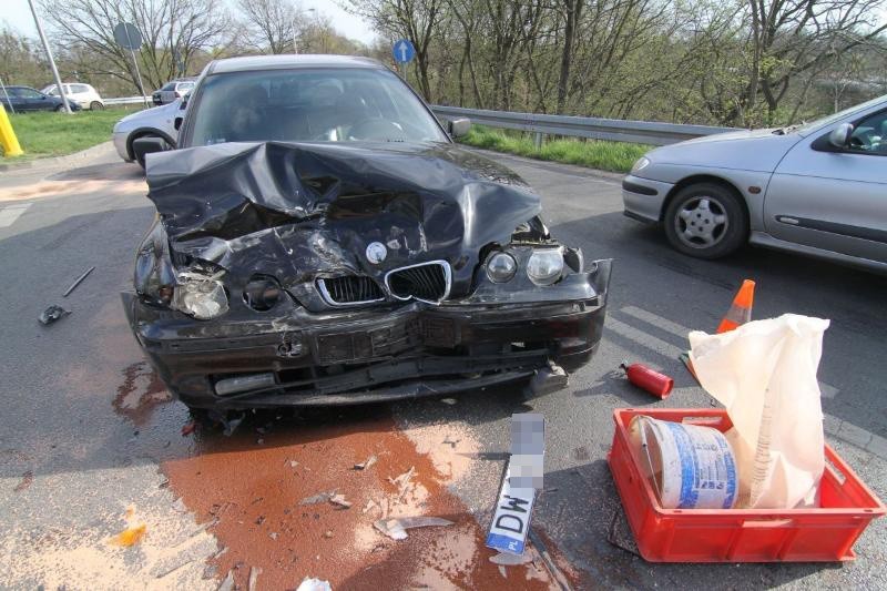 Wrocław: Groźny wypadek na Brochowie. Czołowe zderzenie BMW i nissana (ZDJĘCIA)