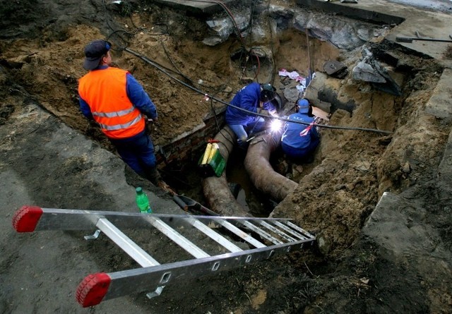 Pracownicy SEC naprawiają uszkodzoną rurę ciepłowniczą przy ulicy Struga w Szczecinie.