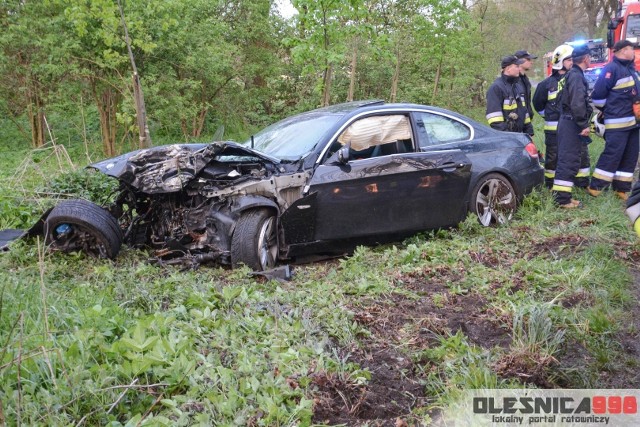 Groźny wypadek w Królewskiej Woli pod Oleśnicą. Samochód osobowy BMW zjechał z drogi i uderzył w drzewo. Dwie osoby zostały ranne.