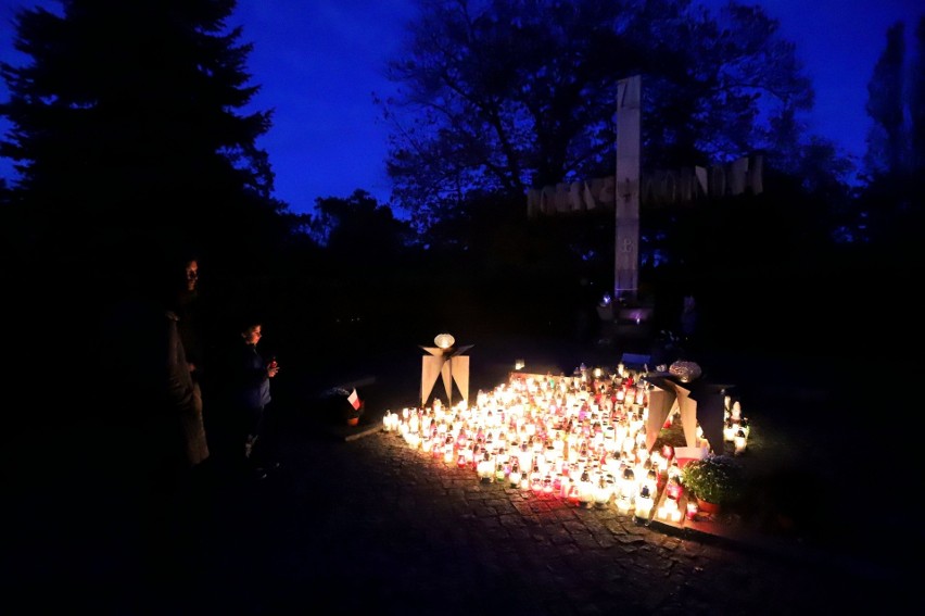 Wieczór na cmentarzu parafialnym Świętej Rodziny przy ul....