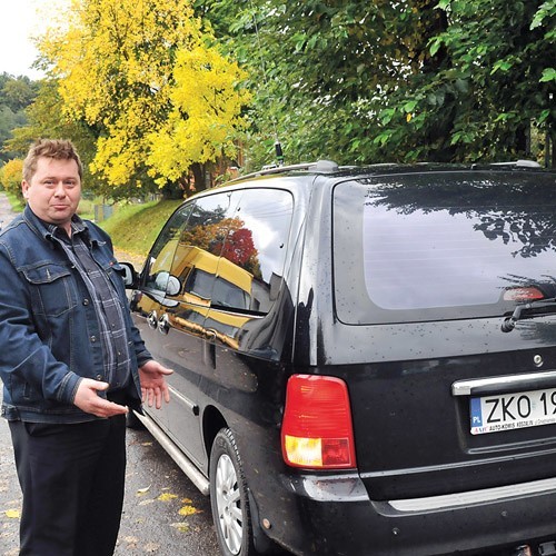 Jarosław Dziedziak pokazuje, gdzie zaparkował samochód, by bezpiecznie wysadzić dzieci przy szkole.