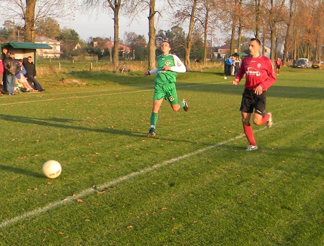 Pilkarze Lechii Sedziszów (czerwone koszulki) w meczu II rundy okregowego Pucharu Polski pokonali w Kolbuszowej Dolnej miejscowego Sokola 1-4.