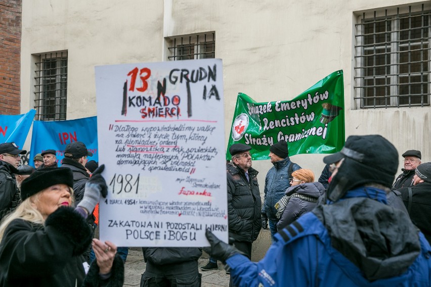 13.12.2016 Kraków: protest służb mundurowych przeciwko...