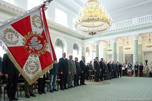 Zdjęcia z uroczystości pochodzą z serwisu fotograficznego p. Krzysztofa Sitkowskiego z Kancelarii Prezydenta RPZdjęcie sierż. "Magika" pochodzi z archiwum rodzinnego