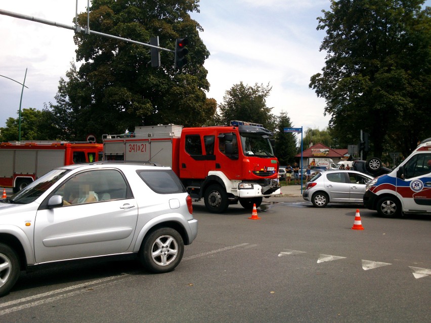 Nowy Sącz. Groźny wypadek zablokował skrzyżowanie ulic Barskiej i Paderewskiego