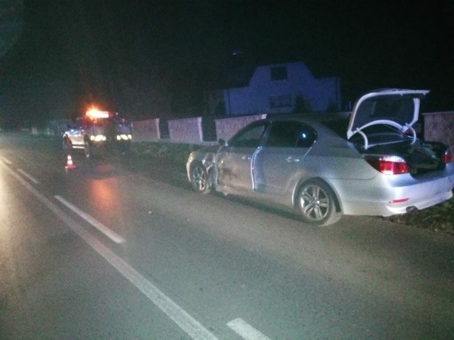 Wypadek w Leszczynach. Po zderzeniu z BMW bus wypadł z drogi. Dwie osoby w szpitalu