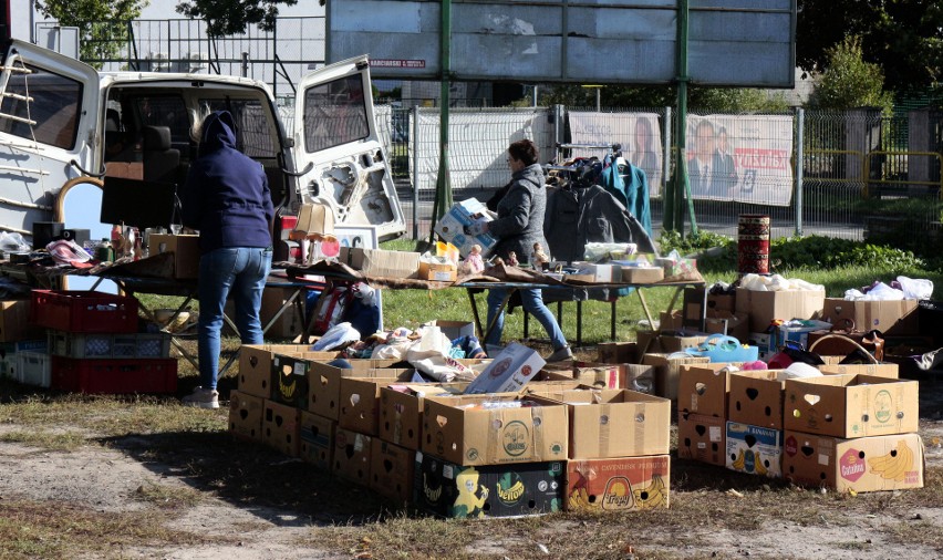 Słonecznie, ale wietrznie... Tak było na "Pchlim targu" na targowisku miejskim w Tarpnie