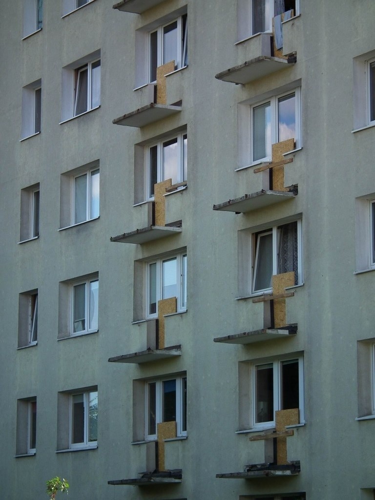 Poznań: Blok na os. Zwycięstwa bez balkonów na całe lato