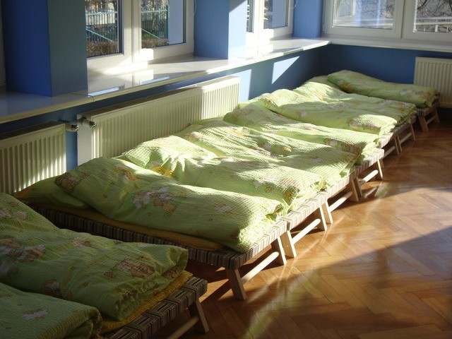 Małe, nowiutkie łóżeczka już czekają na dzieci. Pierwszy raz zasną tu w poniedziałek.